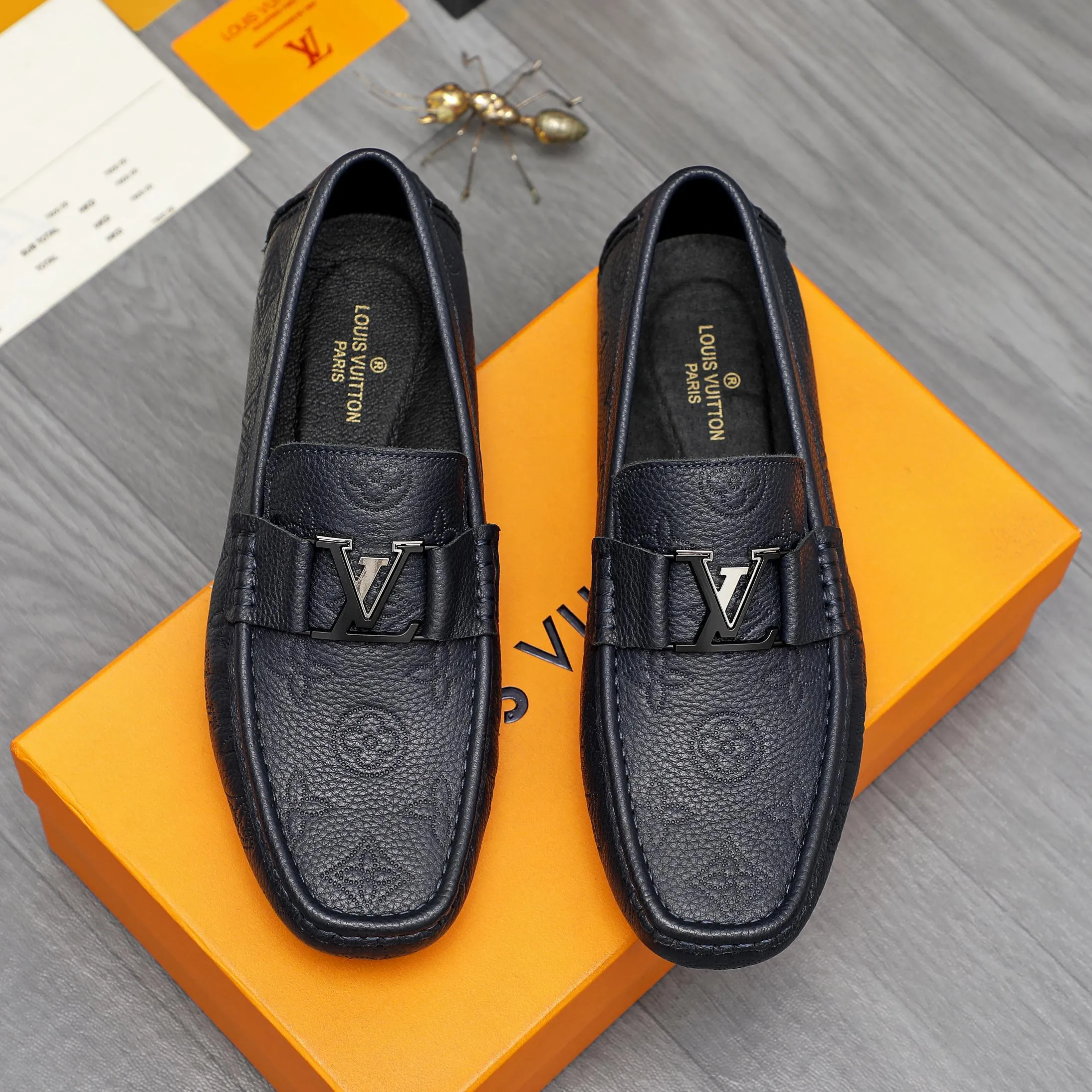 Men's shoes 💰400 Product trademark: LV "Louis Vuitton" business slip-on leather shoes Regular size: 38-45 (45 is custom-made and non-returnable) Product materials: Selected high-quality cowhide embossed upper, pigskin lining, rubber outsole